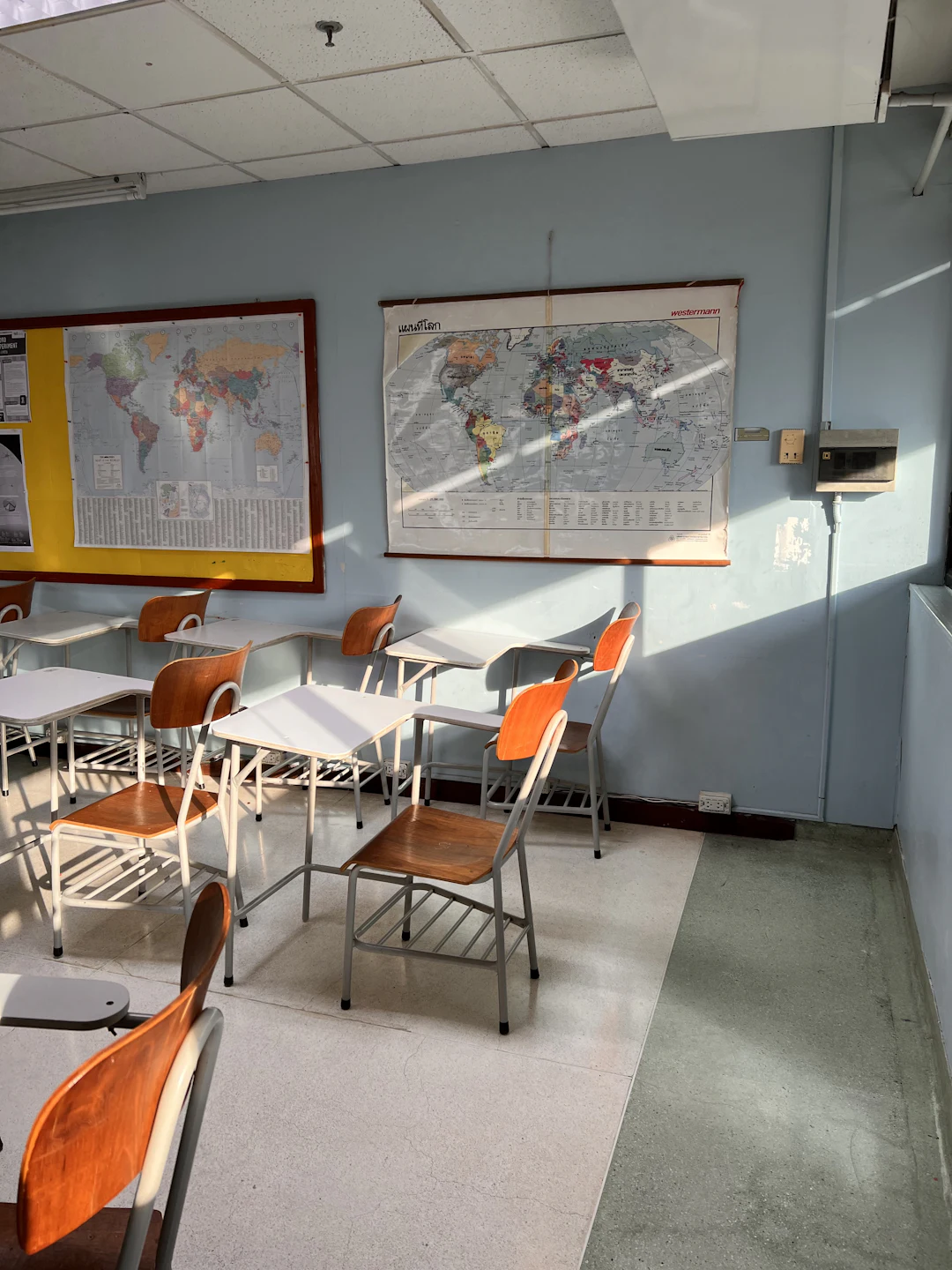 Classroom map display and organized desks for an intentional focal wall